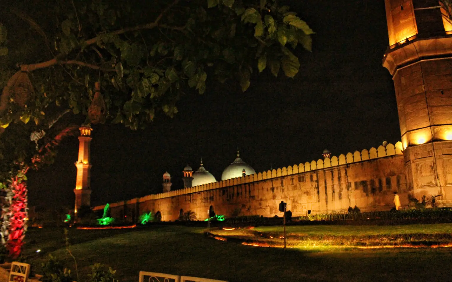 The Lahore Fort and Badshahi Mosque floodlit at night
